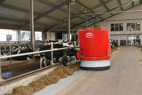 ρομποτική ταΐστρα σε φάρμα βοοειδών